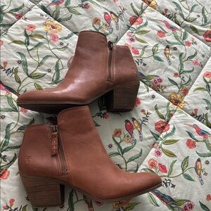 Frye Judith Leather Pointed Toe ankle boots 9